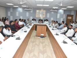 વીજ લાઇનથી અસરગ્રસ્ત ખેડૂતોને મળશે યોગ્ય વળતર: ‘માર્કેટ રેટ કમિટી’ રચાશે, રાજ્યમંત્રી કાંતિભાઈ અમૃતિયાએ ખેડૂત પ્રતિનિધિઓ સાથે યોજી બેઠક